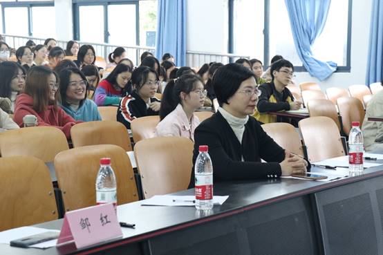 说明:一群人在桌子边描述已自动生成